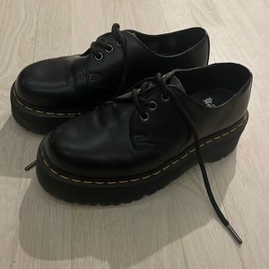 Low rise platform doc martens size 6 barely used(in great shape)